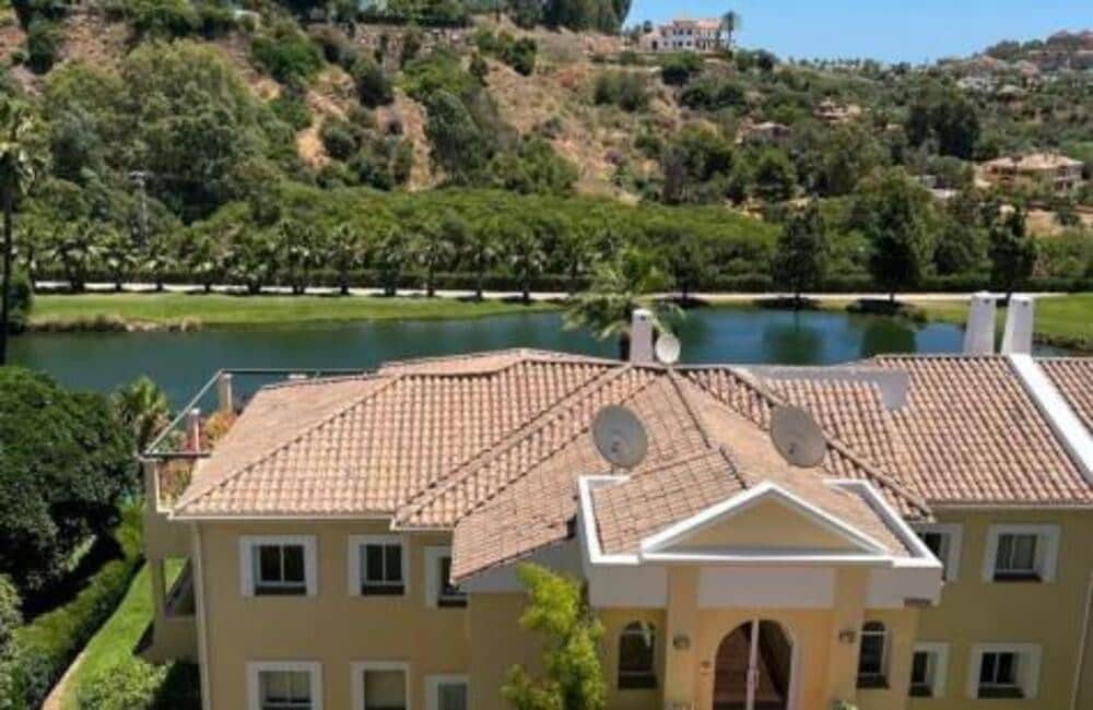 Ático de 4 habitaciones en La Quinta en alquiler con piscina garaje - 4.200 € (Ref: 9964605)