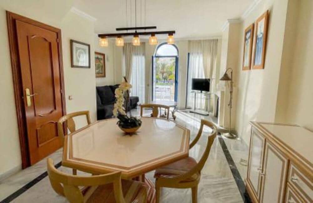 2 soverom Leilighet til leie i Marbella med svømmebasseng garasje - € 2 100 (Ref: 9966040)