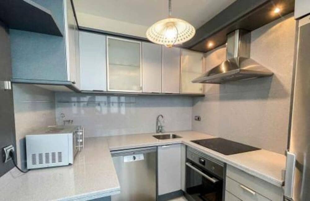 2 soverom Leilighet til leie i Marbella med svømmebasseng garasje - € 2 100 (Ref: 9966040)