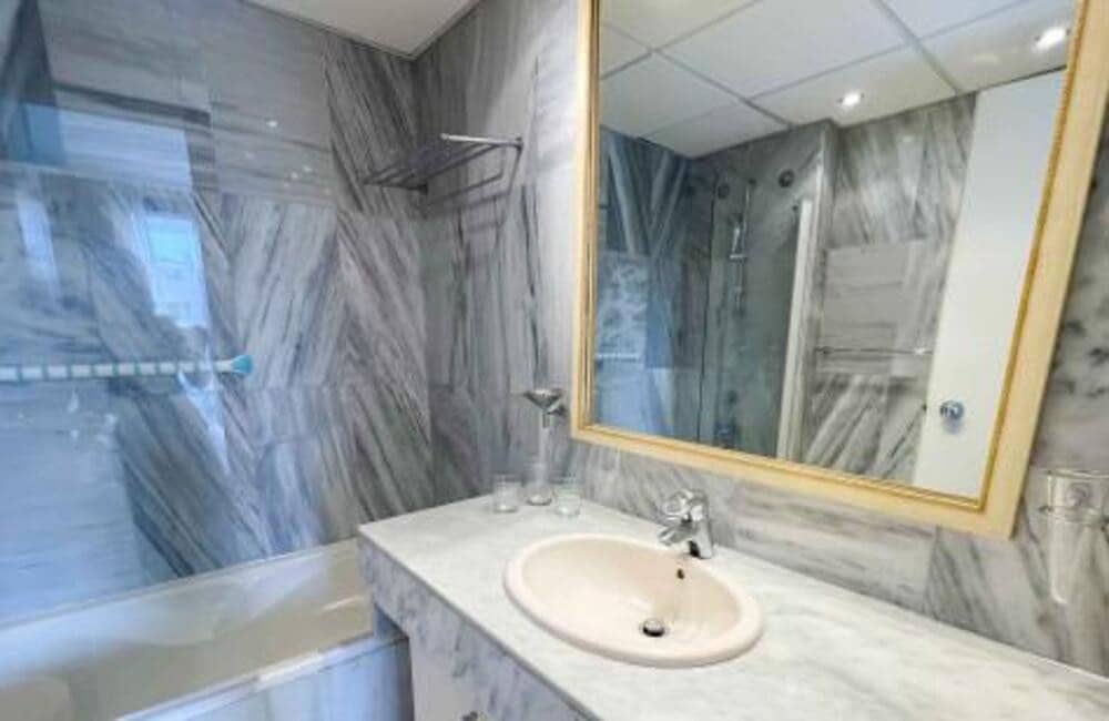 2 soverom Leilighet til leie i Marbella med svømmebasseng garasje - € 2 100 (Ref: 9966040)
