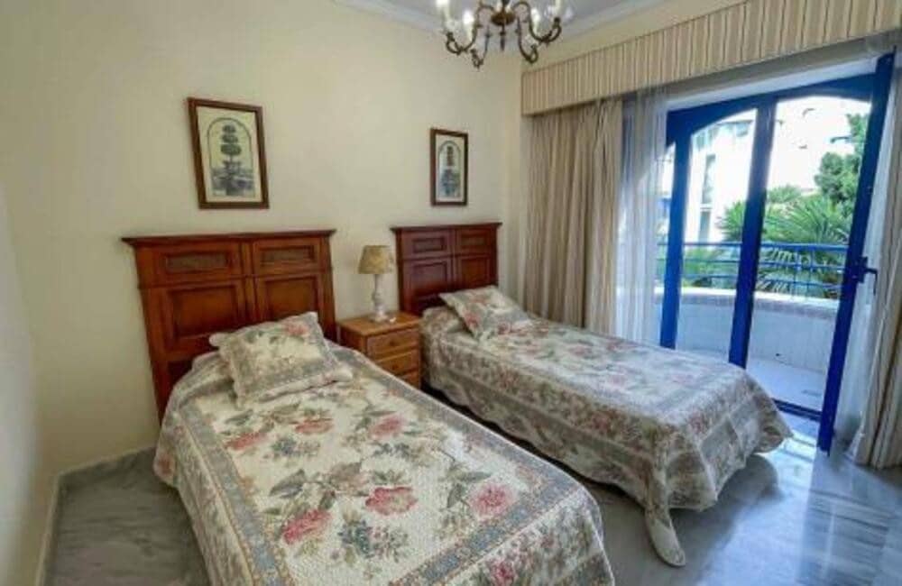 2 soverom Leilighet til leie i Marbella med svømmebasseng garasje - € 2 100 (Ref: 9966040)