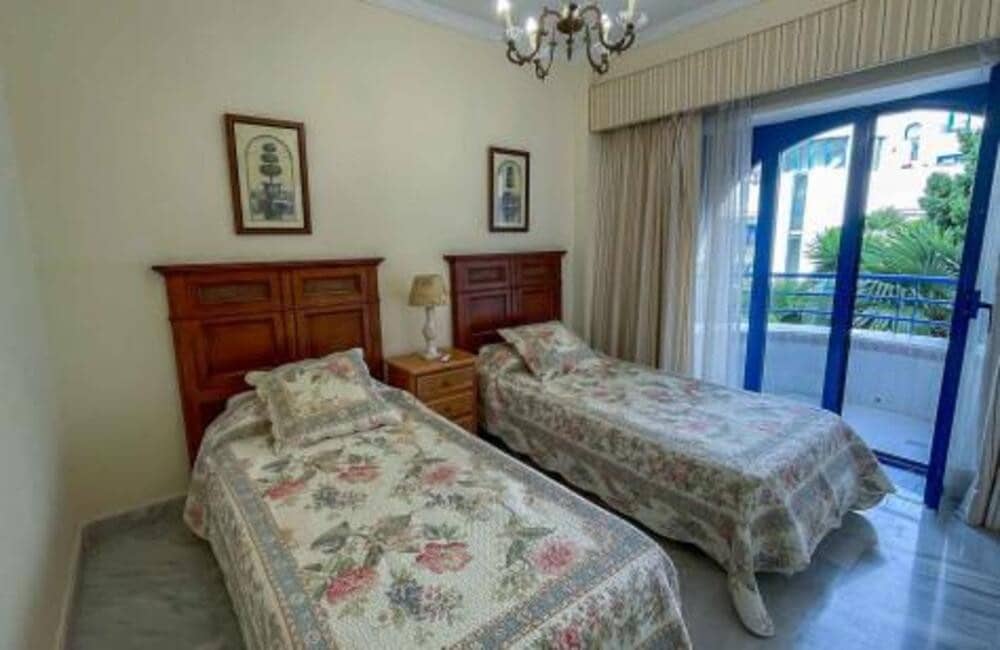2 soverom Leilighet til leie i Marbella med svømmebasseng garasje - € 2 100 (Ref: 9966040)