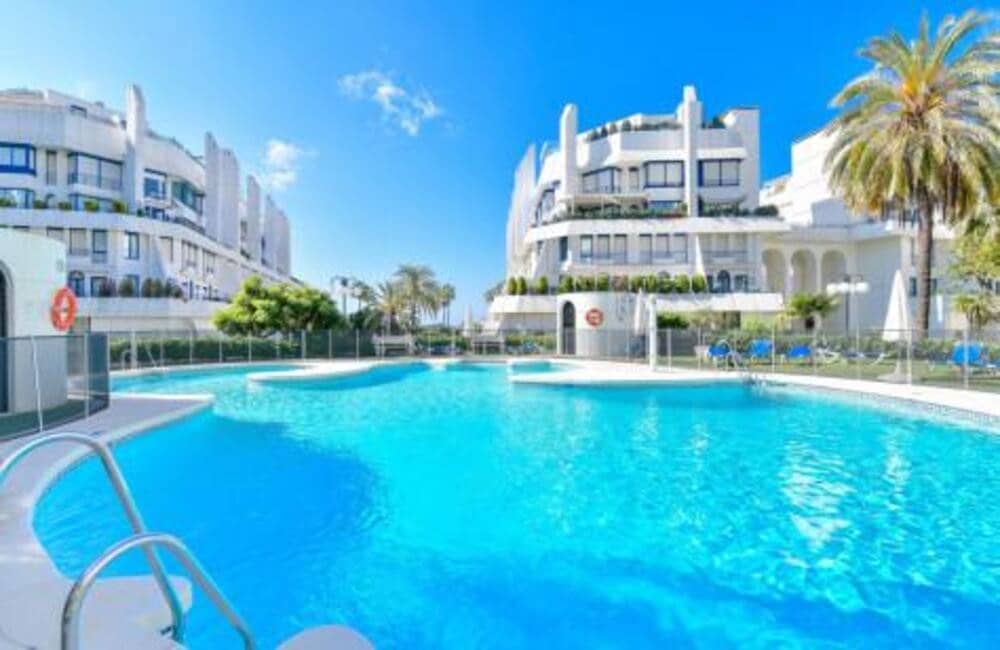 2 soverom Leilighet til leie i Marbella med svømmebasseng garasje - € 2 100 (Ref: 9966040)