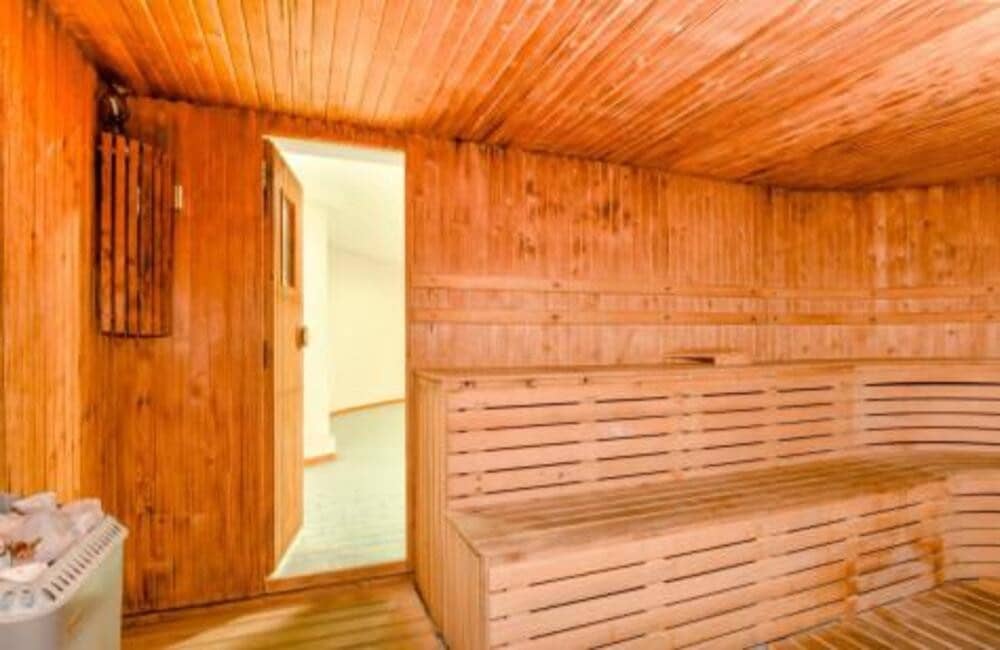 2 soverom Leilighet til leie i Marbella med svømmebasseng garasje - € 2 100 (Ref: 9966040)