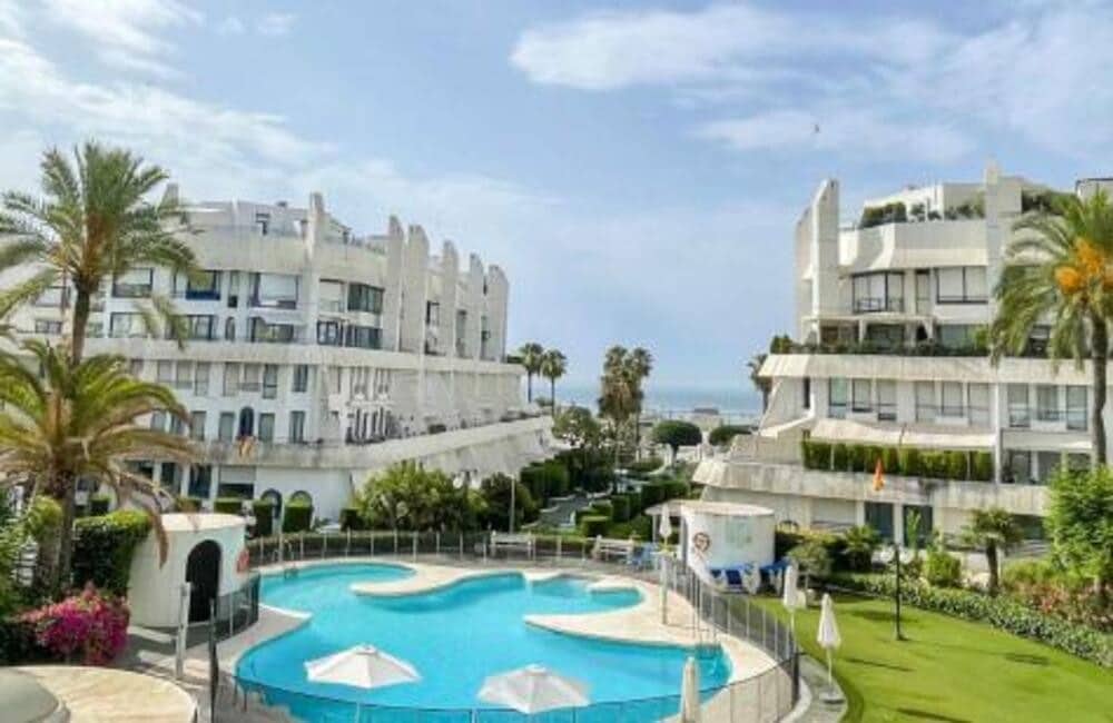 2 soverom Leilighet til leie i Marbella med svømmebasseng garasje - € 2 100 (Ref: 9966040)