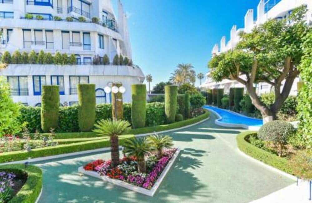 2 soverom Leilighet til leie i Marbella med svømmebasseng garasje - € 2 100 (Ref: 9966040)