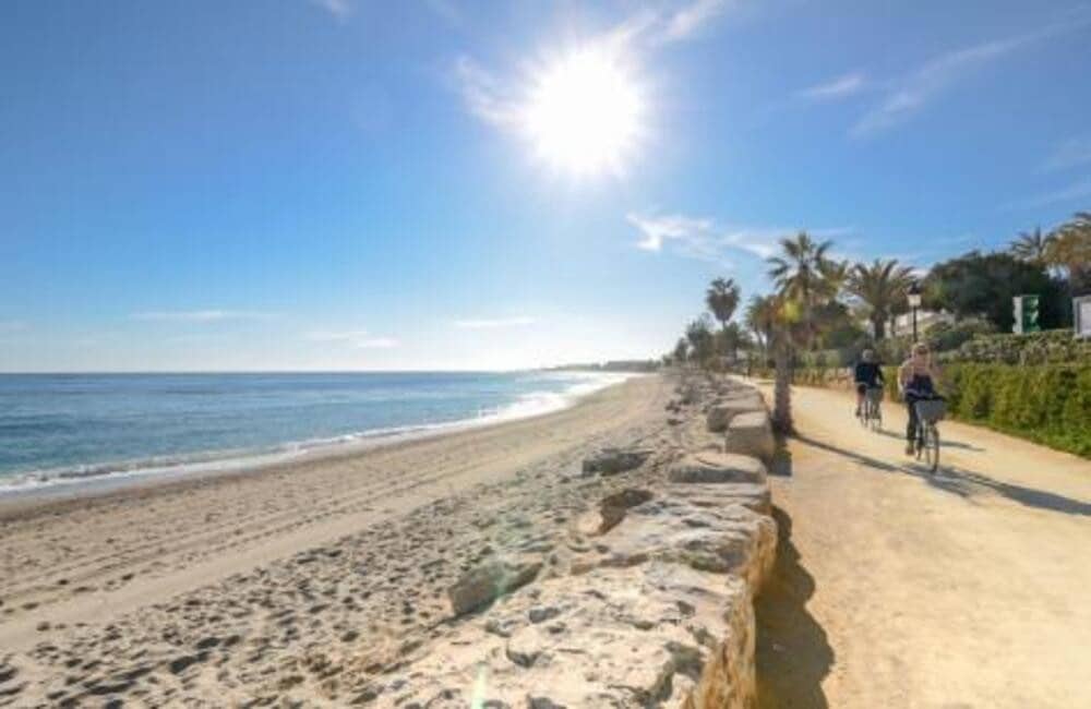 2 soverom Leilighet til leie i Marbella med svømmebasseng garasje - € 2 100 (Ref: 9966040)