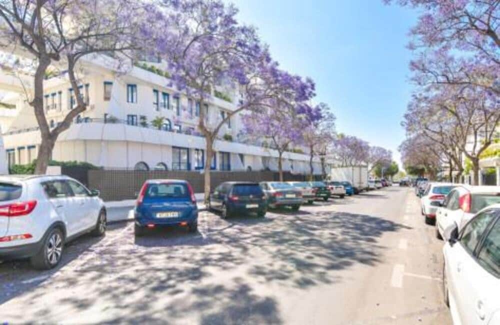 2 soverom Leilighet til leie i Marbella med svømmebasseng garasje - € 2 100 (Ref: 9966040)