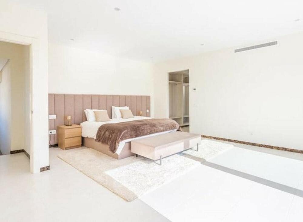 4 bedroom Villa for rent in El Paraiso with pool garage - € 10,000 (Ref: 9969246)