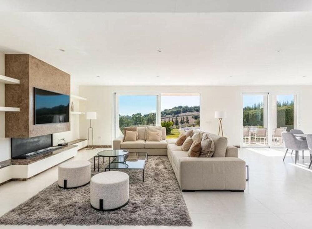 4 bedroom Villa for rent in El Paraiso with pool garage - € 10,000 (Ref: 9969246)