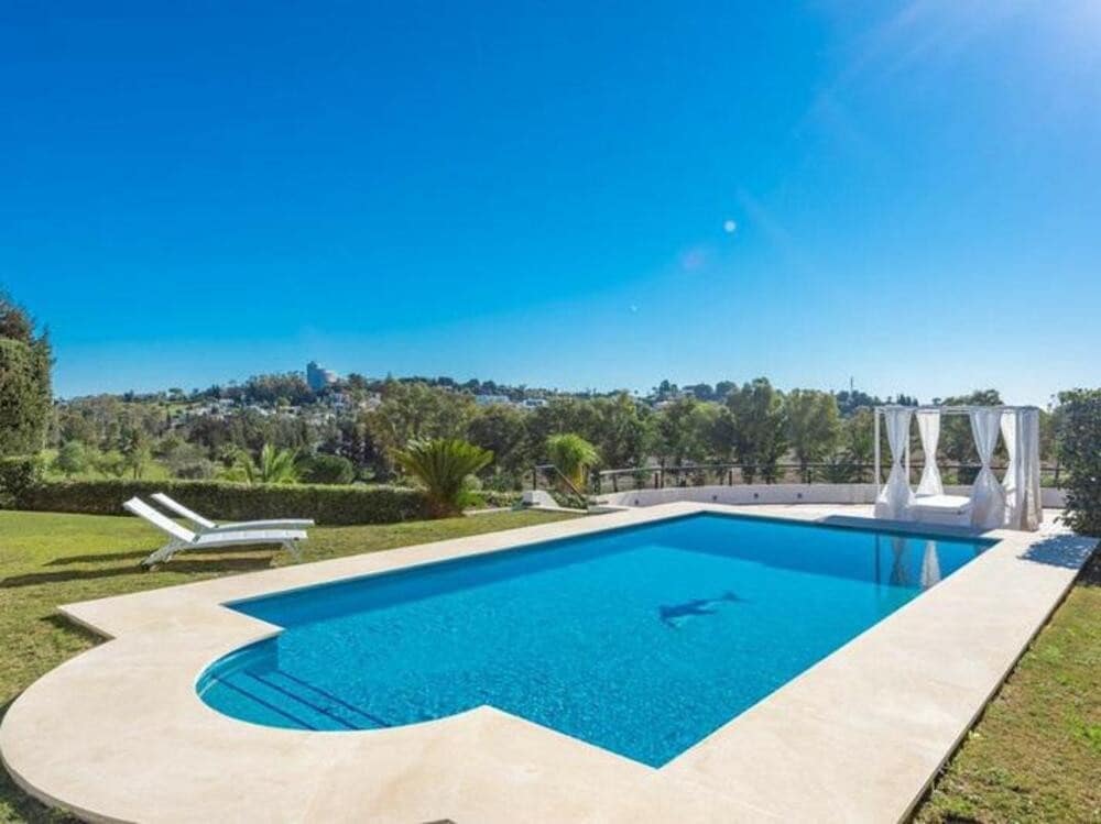 4 bedroom Villa for rent in El Paraiso with pool garage - € 10,000 (Ref: 9969246)