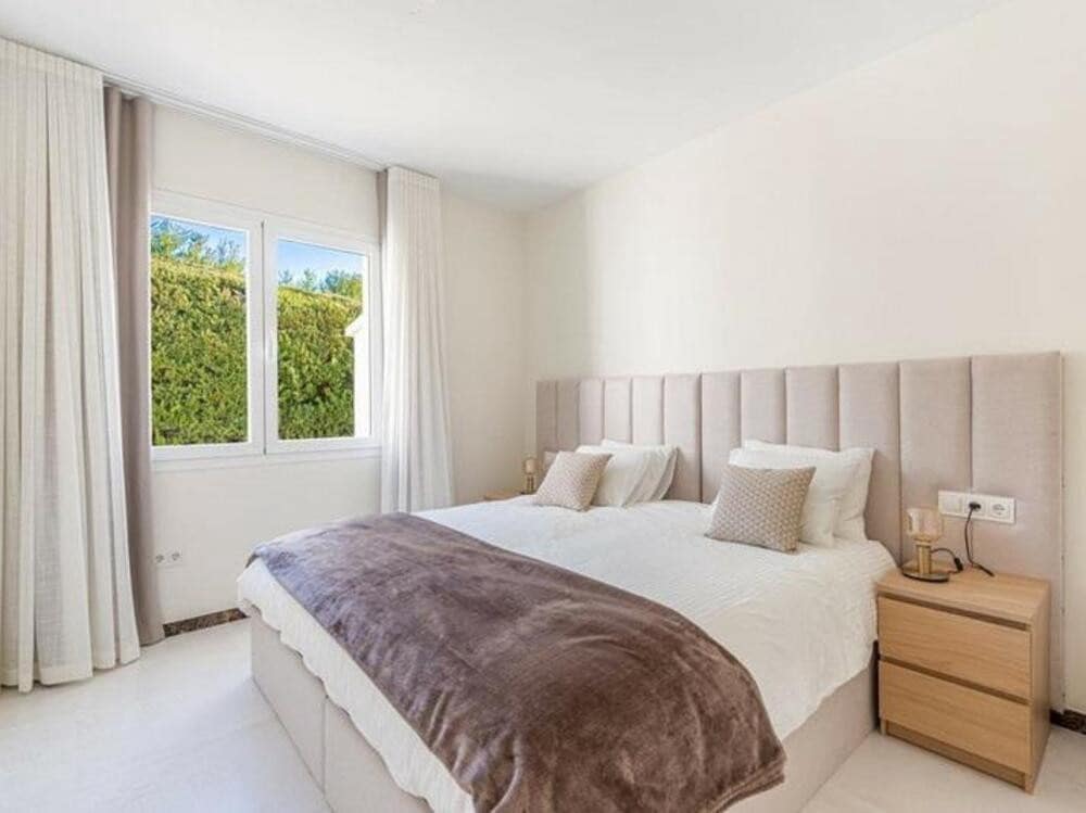 4 bedroom Villa for rent in El Paraiso with pool garage - € 10,000 (Ref: 9969246)