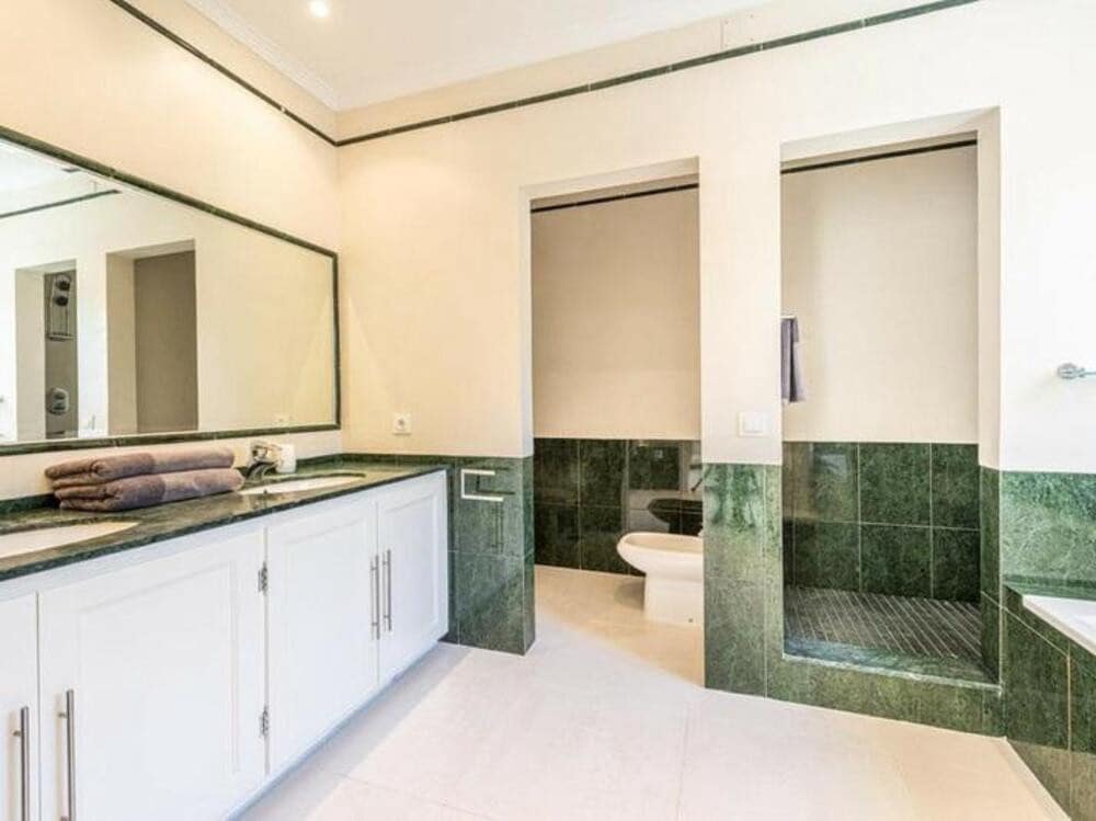 4 bedroom Villa for rent in El Paraiso with pool garage - € 10,000 (Ref: 9969246)