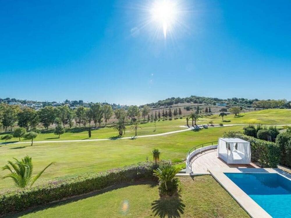 4 bedroom Villa for rent in El Paraiso with pool garage - € 10,000 (Ref: 9969246)