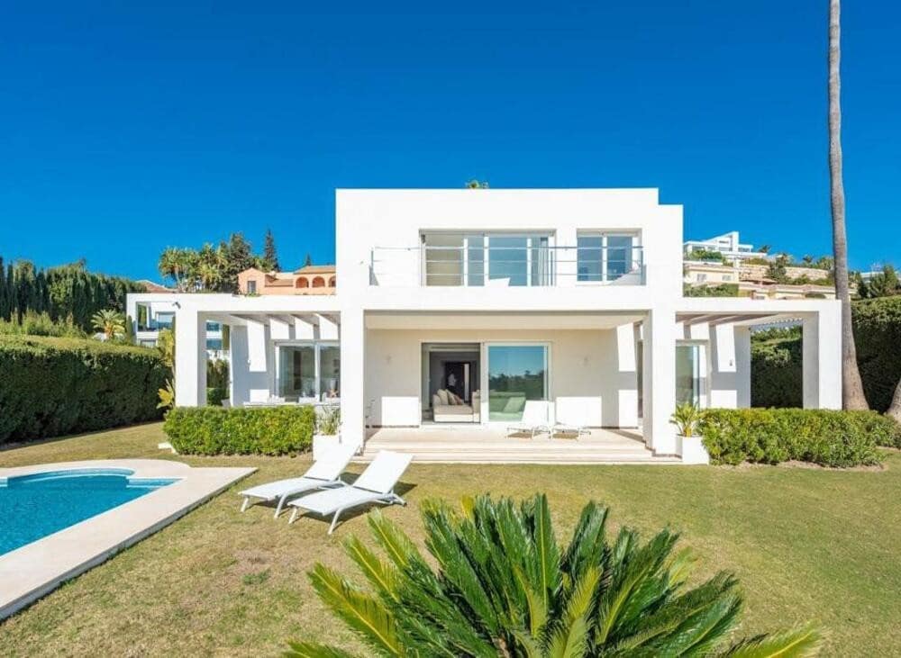 4 bedroom Villa for rent in El Paraiso with pool garage - € 10,000 (Ref: 9969246)