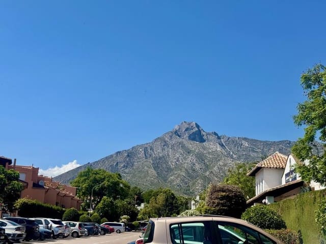 5 quarto Penthouse para arrendar em Nagüeles Alto, Marbella com piscina garagem - 3 000 € (Ref: 9969250)