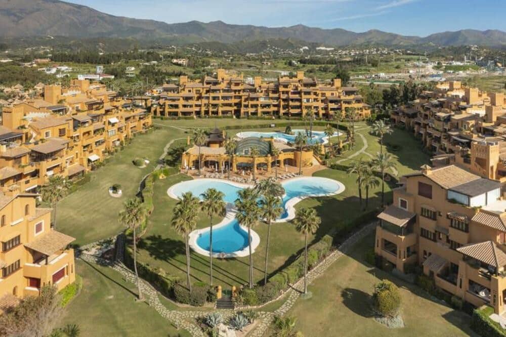 3 quarto Apartamento para arrendar em Estepona com piscina garagem - 4 000 € (Ref: 9976721)