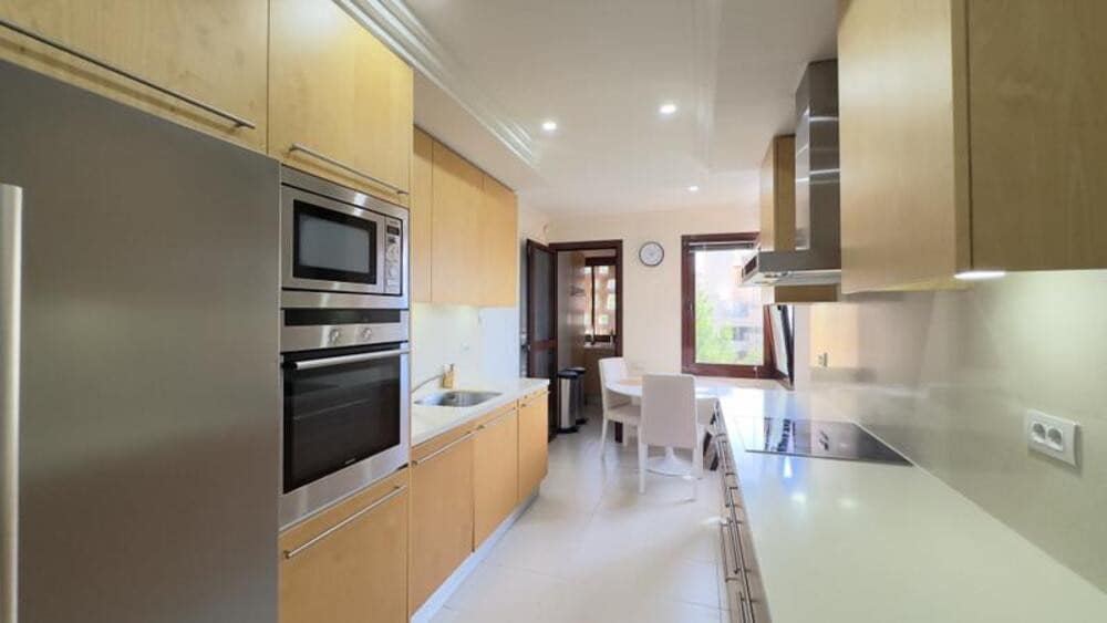 3 quarto Apartamento para arrendar em Estepona com piscina garagem - 4 000 € (Ref: 9976721)