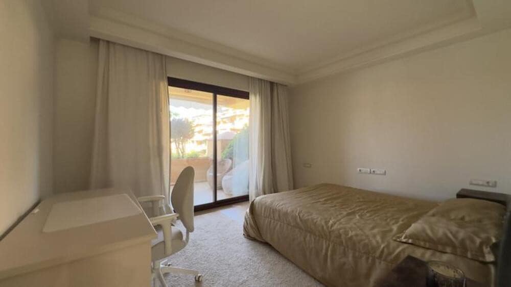 3 quarto Apartamento para arrendar em Estepona com piscina garagem - 4 000 € (Ref: 9976721)