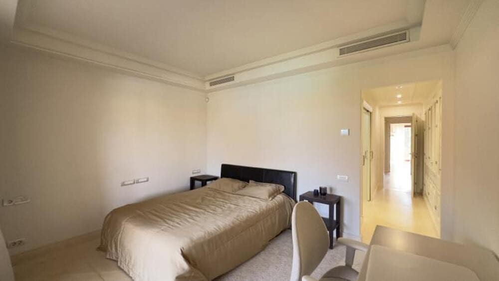 3 quarto Apartamento para arrendar em Estepona com piscina garagem - 4 000 € (Ref: 9976721)