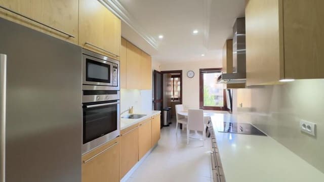 3 Zimmer Apartment zu vermieten in El Padrón, Estepona mit Pool Garage - 4.000 € (Ref: 9976721)