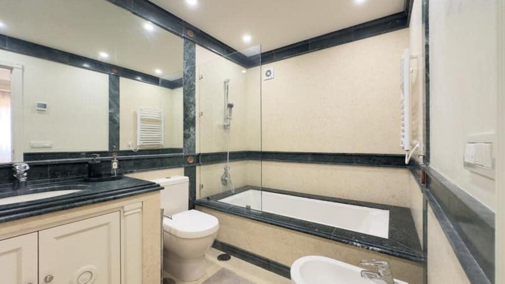 3 quarto Apartamento para arrendar em Estepona com piscina garagem - 4 000 € (Ref: 9976721)