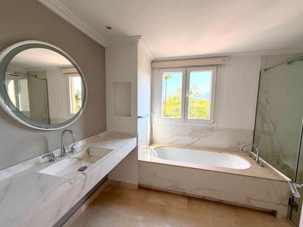 2 soverom Leilighet til leie i Benahavis med svømmebasseng garasje - € 2 700 (Ref: 9978109)