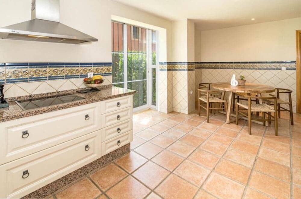 6 soverom Kjedet enebolig til leie i San Pedro de Alcantara med svømmebasseng garasje - € 6 500 (Ref: 9978110)