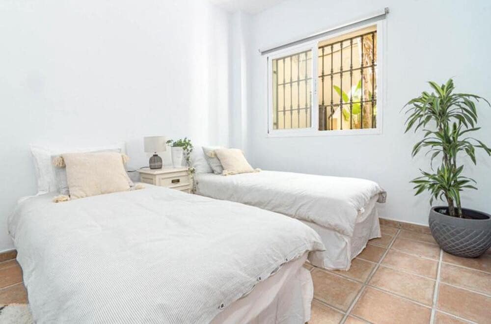 6 soverom Kjedet enebolig til leie i San Pedro de Alcantara med svømmebasseng garasje - € 6 500 (Ref: 9978110)