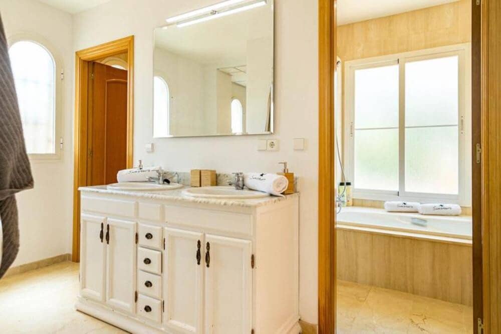 6 soverom Kjedet enebolig til leie i San Pedro de Alcantara med svømmebasseng garasje - € 6 500 (Ref: 9978110)