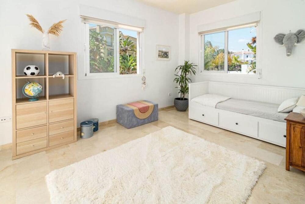 6 soverom Kjedet enebolig til leie i San Pedro de Alcantara med svømmebasseng garasje - € 6 500 (Ref: 9978110)