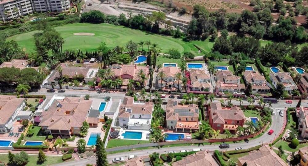 6 soverom Kjedet enebolig til leie i San Pedro de Alcantara med svømmebasseng garasje - € 6 500 (Ref: 9978110)