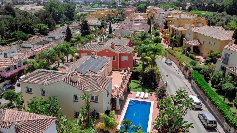 6 soverom Kjedet enebolig til leie i San Pedro de Alcantara med svømmebasseng garasje - € 6 500 (Ref: 9978110)