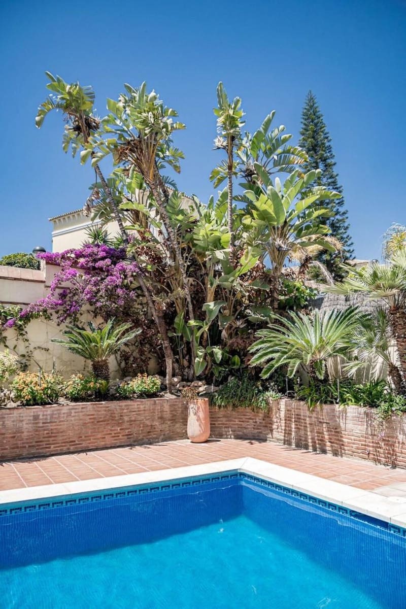 6 soverom Kjedet enebolig til leie i San Pedro de Alcantara med svømmebasseng garasje - € 6 500 (Ref: 9978110)