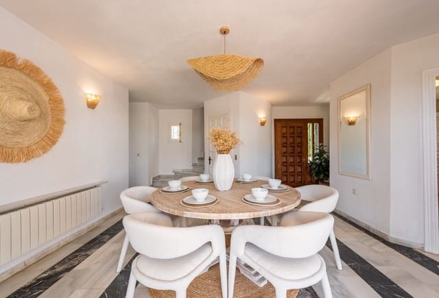 3 soveværelse Villa til leje i Nueva Atalaya, Estepona med garage - € 6.500 (Ref: 9980113)
