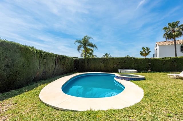 3 soveværelse Villa til leje i Nueva Atalaya, Estepona med garage - € 6.500 (Ref: 9980113)