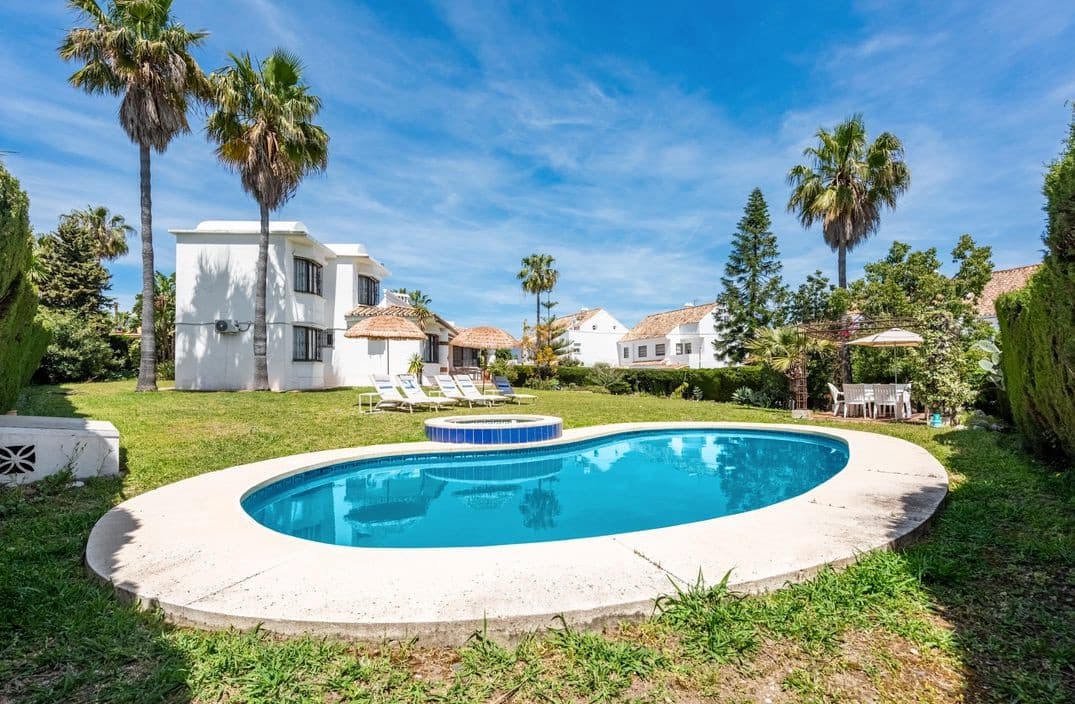 3 soverom Villa til leie i Estepona med garasje - € 6 500 (Ref: 9980113)