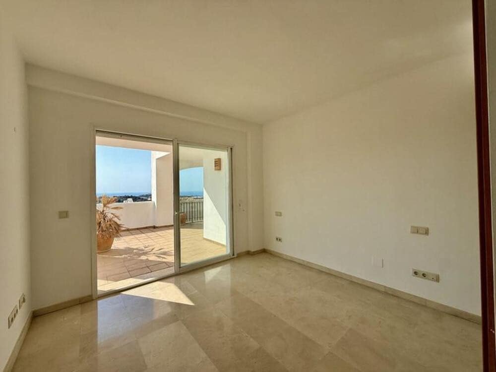 3 sypialnia Apartament do wynajęcia w Benahavis z basenem garażem - 2 750 € (Ref: 9981750)