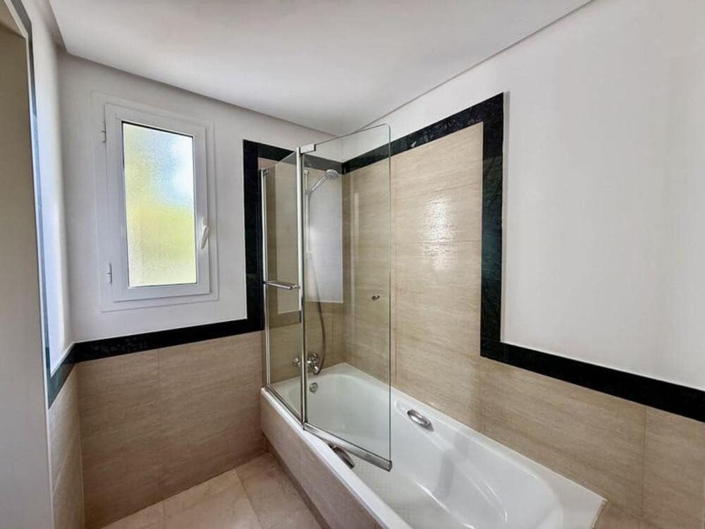3 sypialnia Apartament do wynajęcia w Benahavis z basenem garażem - 2 750 € (Ref: 9981750)