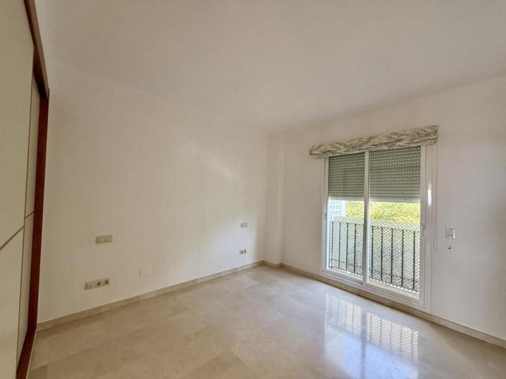 3 sypialnia Apartament do wynajęcia w Benahavis z basenem garażem - 2 750 € (Ref: 9981750)