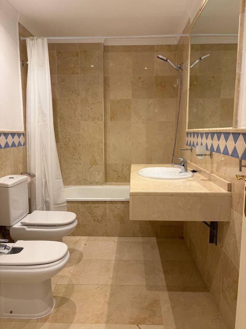 2 soverom Leilighet til leie i Marbella med svømmebasseng garasje - € 2 300 (Ref: 9981751)