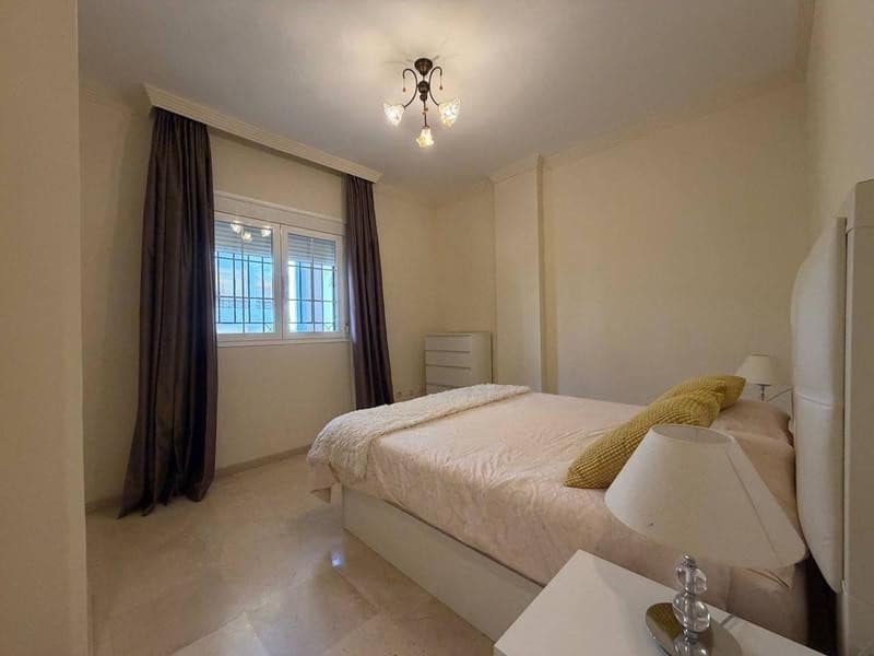2 soverom Leilighet til leie i Marbella med svømmebasseng garasje - € 2 300 (Ref: 9981751)