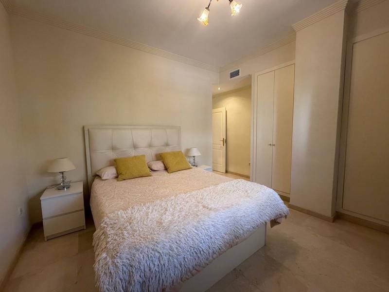 2 soverom Leilighet til leie i Marbella med svømmebasseng garasje - € 2 300 (Ref: 9981751)