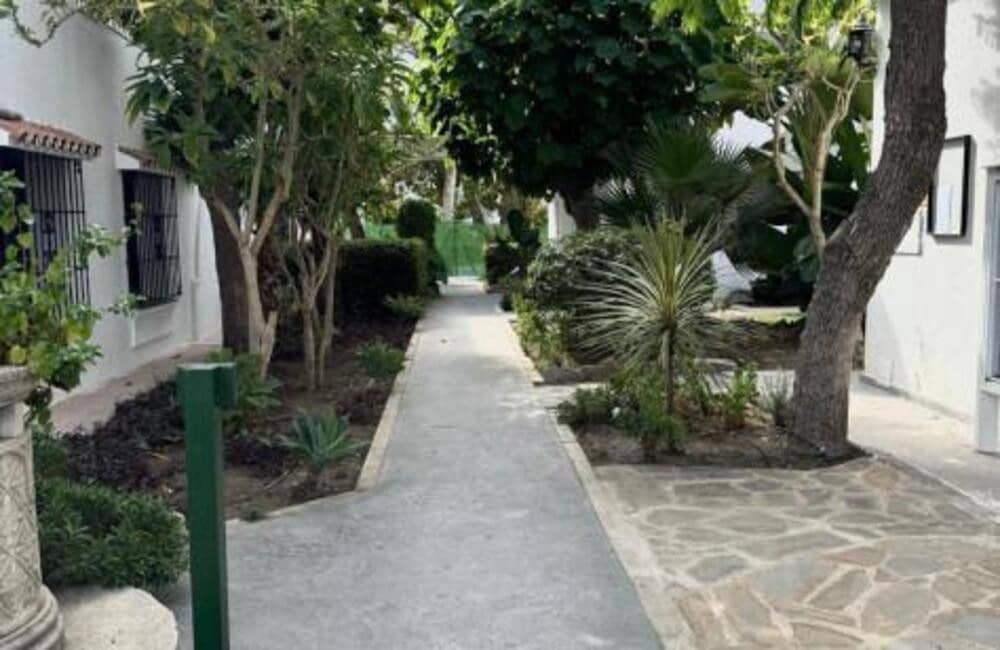 2 sovrum Lägenhet till salu i Estepona med pool garage - 335 000 € (Ref: 9984275)