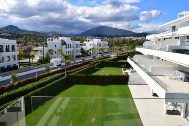 3 soverom Leilighet til leie i Nueva Atalaya, Estepona med svømmebasseng garasje - € 5 500 (Ref: 9984277)