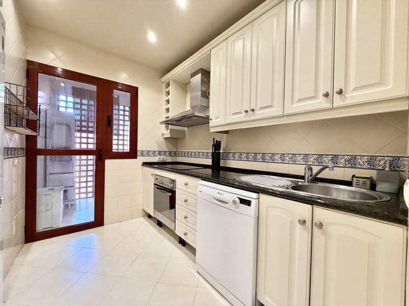 4 soverom Penthouse til leie i Marbella med svømmebasseng garasje - € 3 000 (Ref: 9984278)