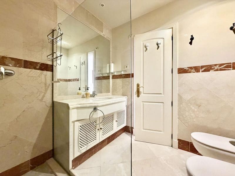 4 soverom Penthouse til leie i Marbella med svømmebasseng garasje - € 3 000 (Ref: 9984278)