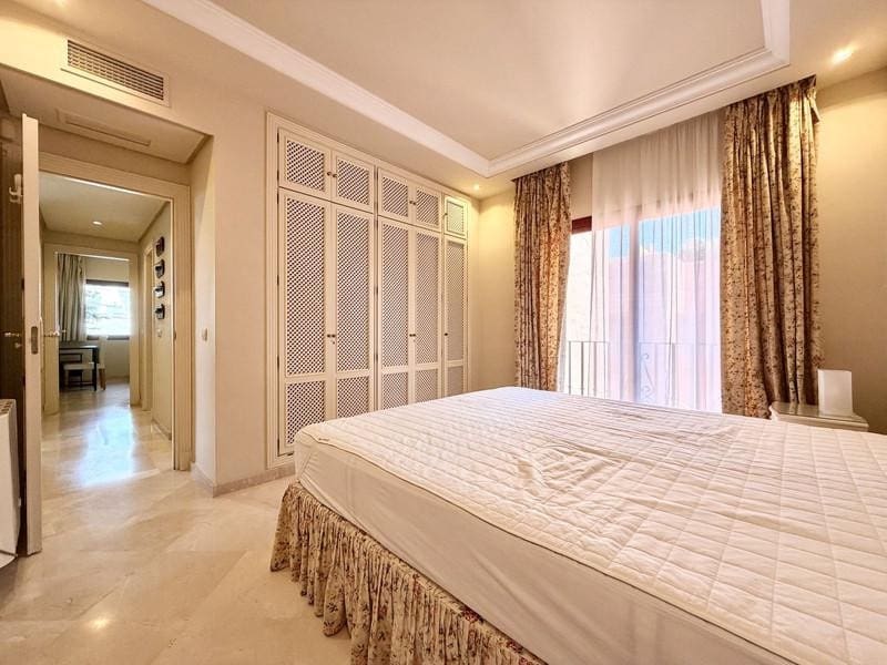4 soverom Penthouse til leie i Marbella med svømmebasseng garasje - € 3 000 (Ref: 9984278)