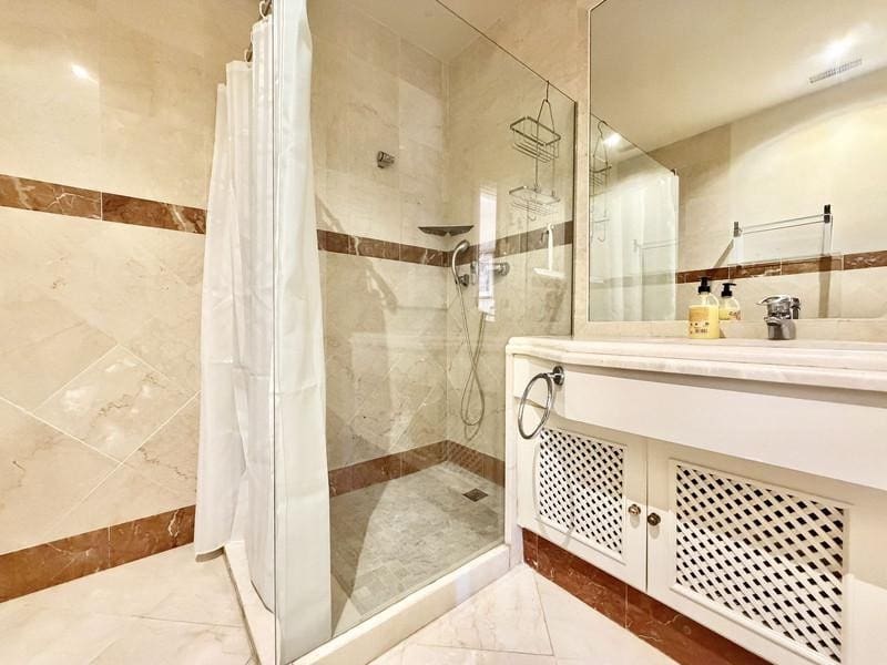 4 soverom Penthouse til leie i Marbella med svømmebasseng garasje - € 3 000 (Ref: 9984278)