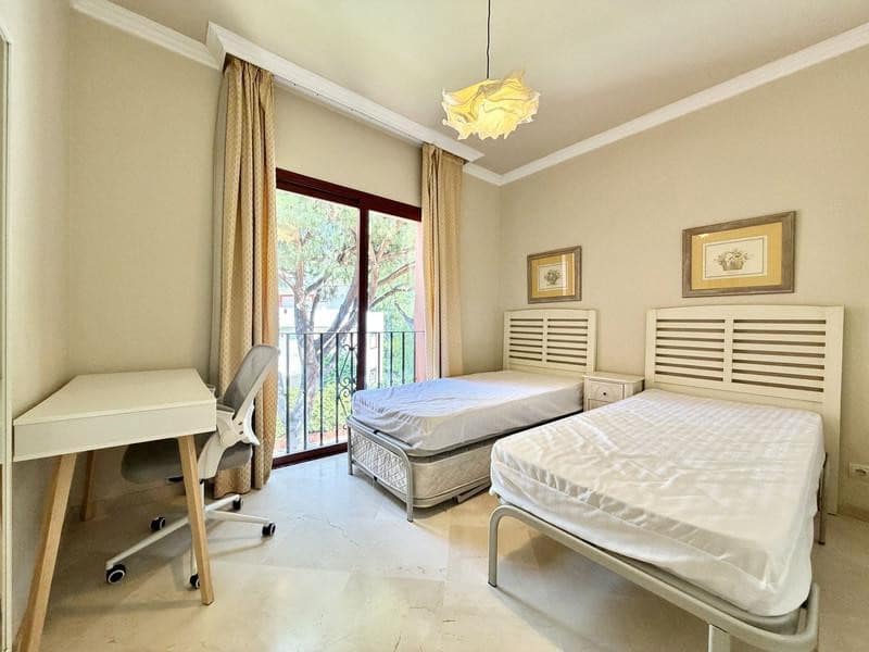 4 soverom Penthouse til leie i Marbella med svømmebasseng garasje - € 3 000 (Ref: 9984278)
